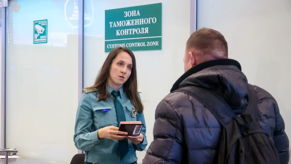 Президент подписал новый указ, который ограничивает вывоз физического золота и наличных за пределы страны и вводит новые требования к подтверждению происхождения средств; меры затрагивают банки и таможню.