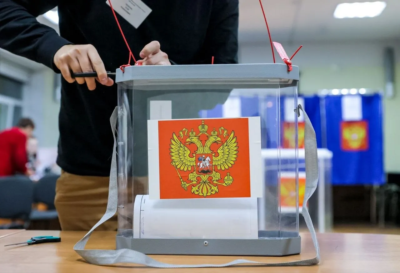 По данным экзит-полов второго дня лидирует «Единая Россия» — 53,5%, за ней следуют КПРФ (14,5%), ЛДПР (10,1%), «Новые люди» (8,4%) и «Справедливая Россия» (6,0%); 2,8% — пенсионеры, 1,5% — испорченные бюллетени, 37% опрошенных воздержались от ответа.
