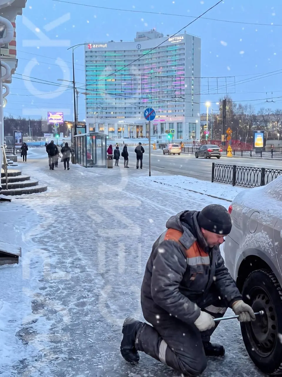 В Мурманске водители массово записываются на шиномонтаж из‑за прогноза гололеда и морозов.