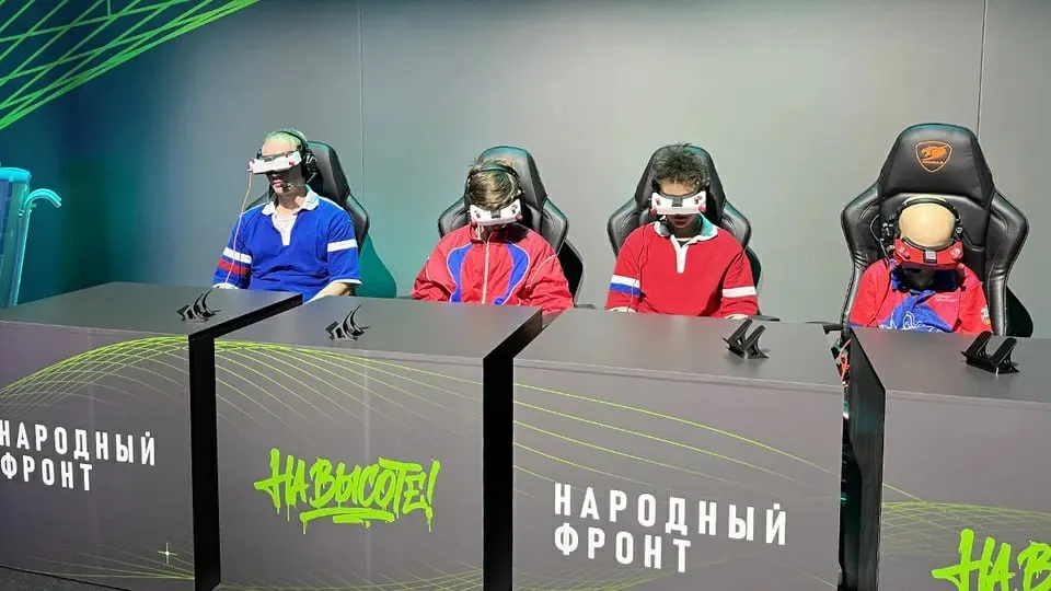 В пилотном режиме в шести регионах запустят курс по управлению FPV-дронами, сборке и программированию беспилотников в школах и колледжах.