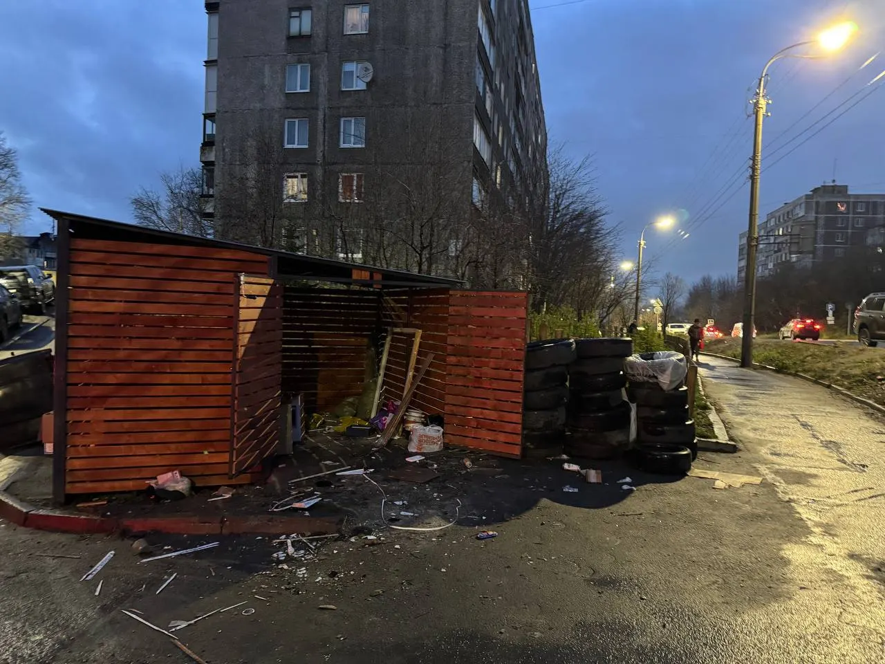 В Мурманске появились новые площадки для крупногабаритного мусора; расположение контейнеров мешает движению во дворах, вывоз осуществляется только после повторных звонков по номеру 0051.