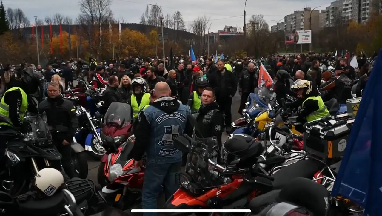 В Мурманске десятки мотоциклистов прошли центром города в рамках ежегодного мотопробега, приуроченного к 110-летию города.