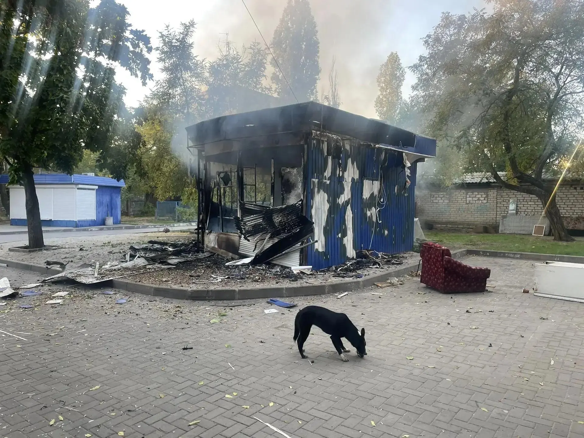 За ночь зафиксирована массовая активность дронов по всей стране; по данным ударов есть погибшие и раненые, загорелся магазин, концентрация атак отмечена в центральной части.