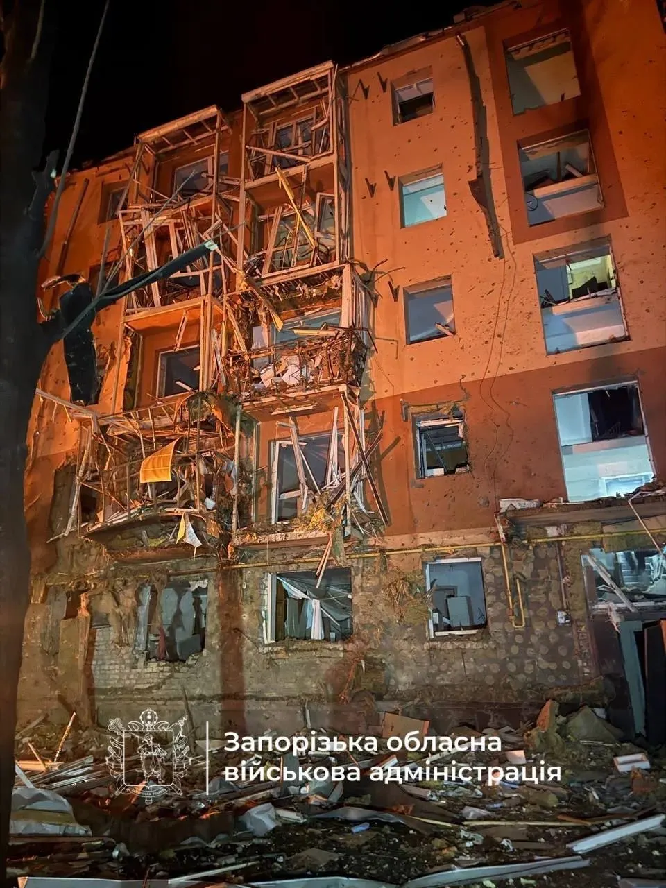 За ночь дроны захватили небо над несколькими регионами, включая ХМАО; часть переработки на Рязанском НПЗ остановлена. Рассмотрены приговоры за призывы к терроризму и новые санкции США против РФ.